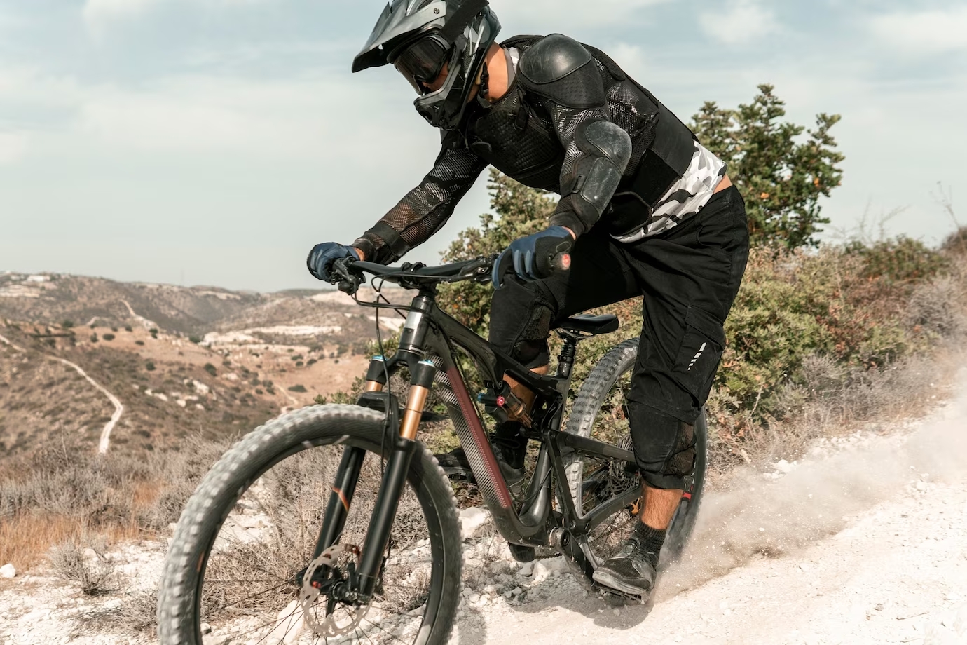 Ride With Confidence: Choosing The Perfect Mountain Biking Gloves